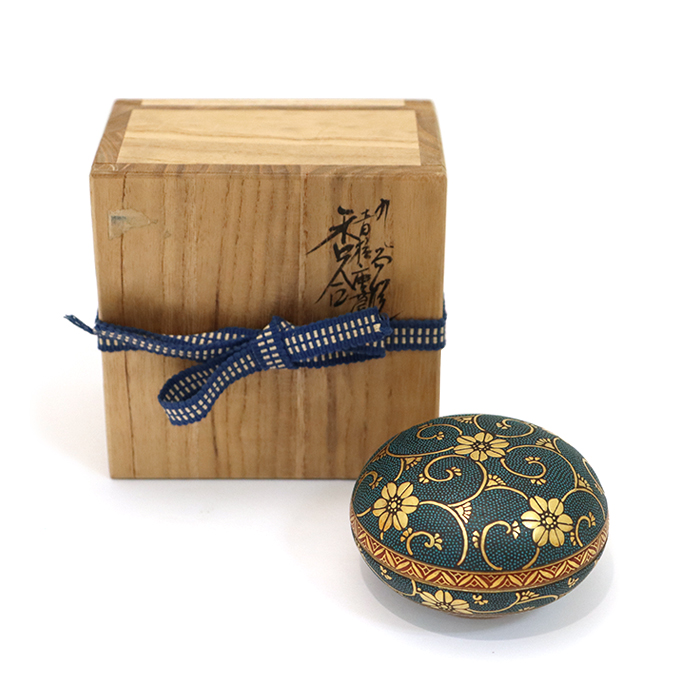 伊平(いへい) 久谷焼 香合 香道具 青粒鉄仙 唐草 共箱付き